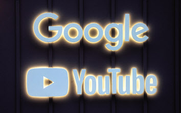 유럽연합(EU)이 구글과 넷플릭스 등 빅테크 기업을 겨냥해 이른바 ‘망 무임승차 방지법’ 제정을 위한 사전 준비에 나섰다. [로이터]