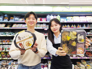 편의점 CU가 17일 소불고기 떡국 한상 도시락을 출시한다. 모델들이 제품을 소개하고 있다. [CU 제공]