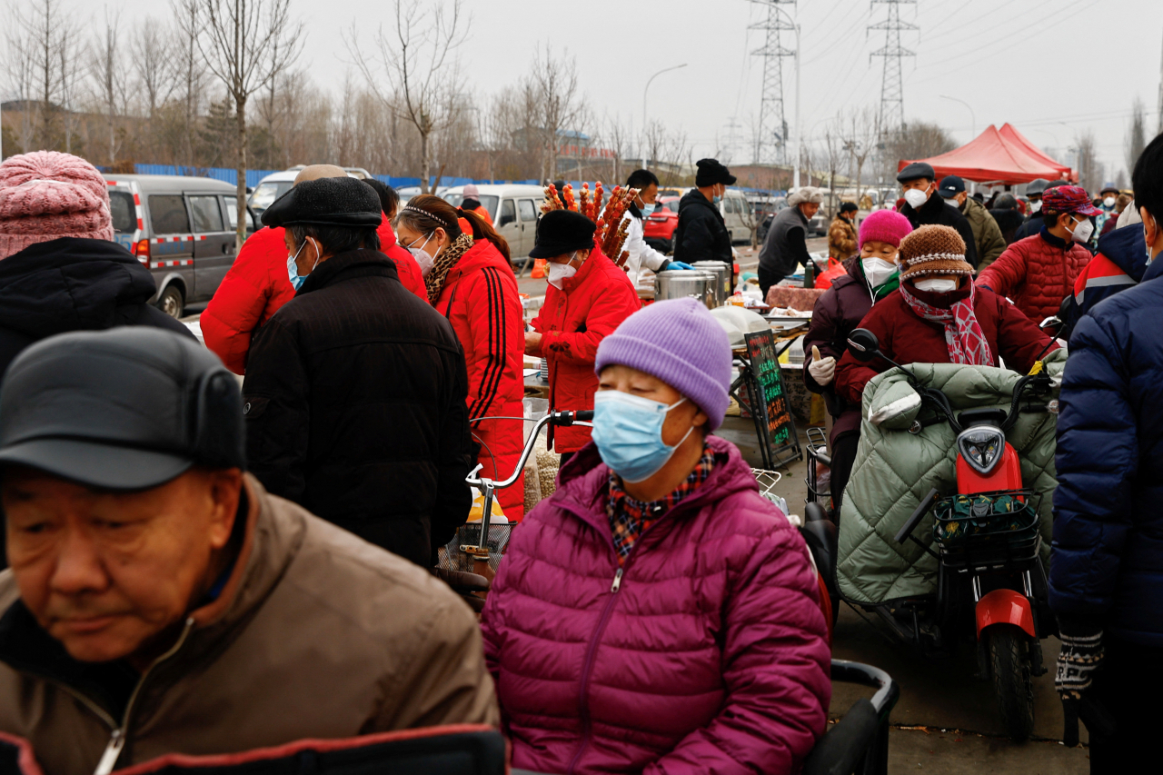 중국 최대 명절인 춘제를 앞두고 사람들이 베이징의 한 재래시장에서 장을 보고 있다.[로이터]