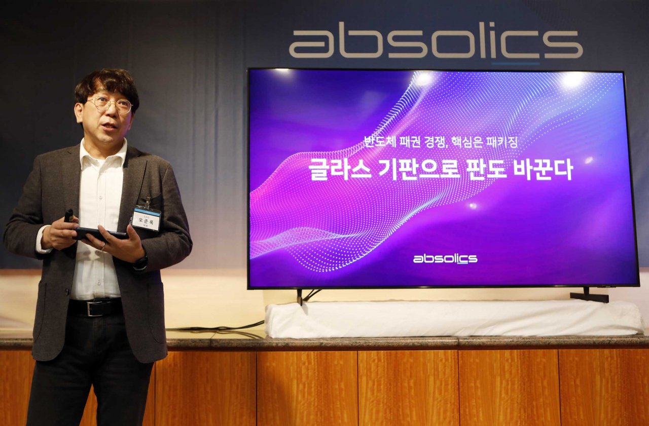 오준록 앱솔릭스 대표가 미국 조지아주 커빙턴시에 위치한 SKC 공장에서 지난 9일(현지시간) 글라스 기판에 대해 설명하고 있다. [SKC 제공]