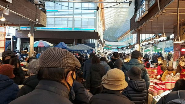 설 연휴를 닷새 앞둔 16일 오후 서울 동대문구 경동시장에 장을 보러 온 시민이 많았다. 김희량 기자