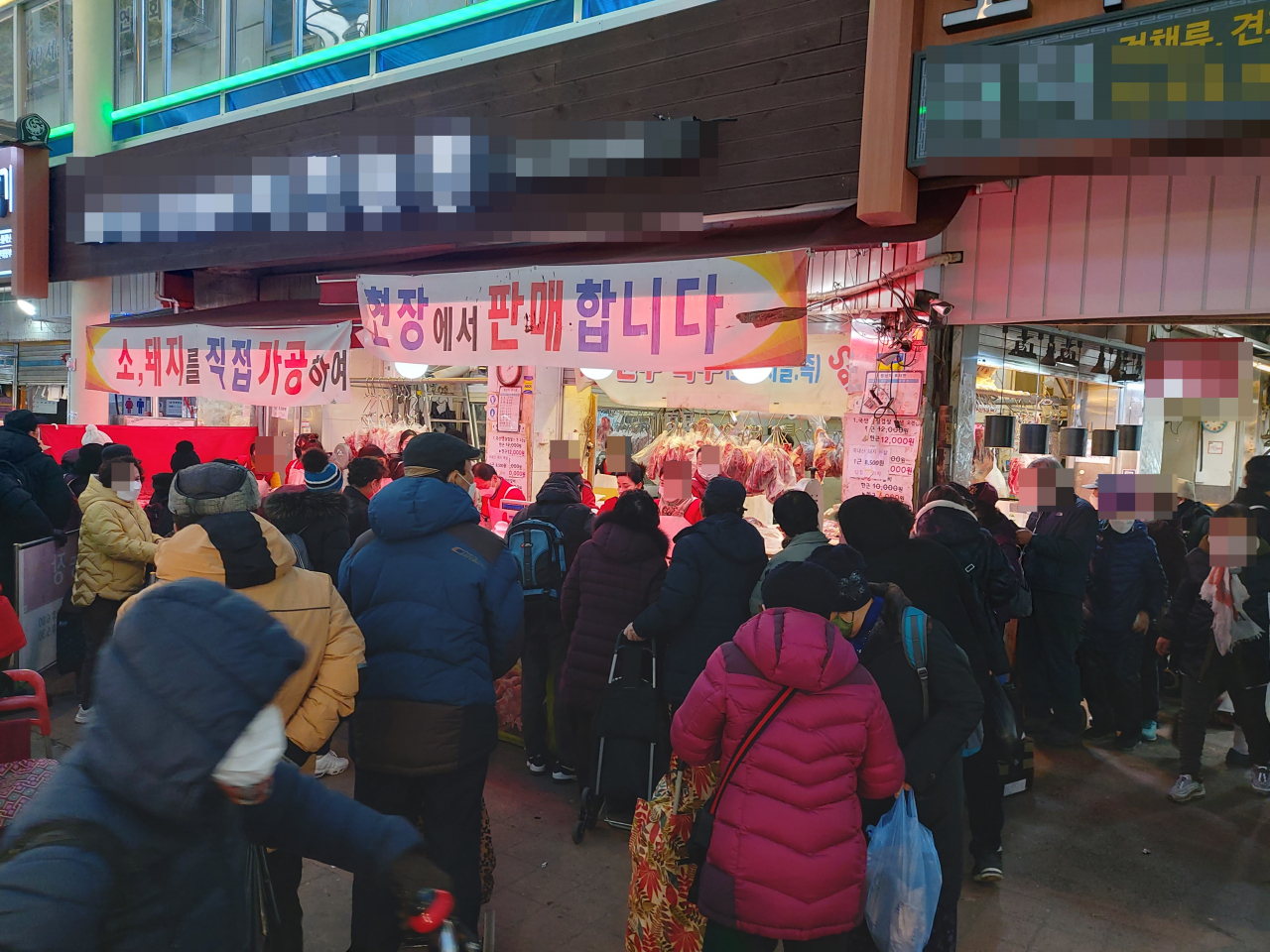 16일 서울 경동시장 내 한 정육점 앞에 육류를 구입하려는 시민이 줄지어 서 있다. 김희량 기자