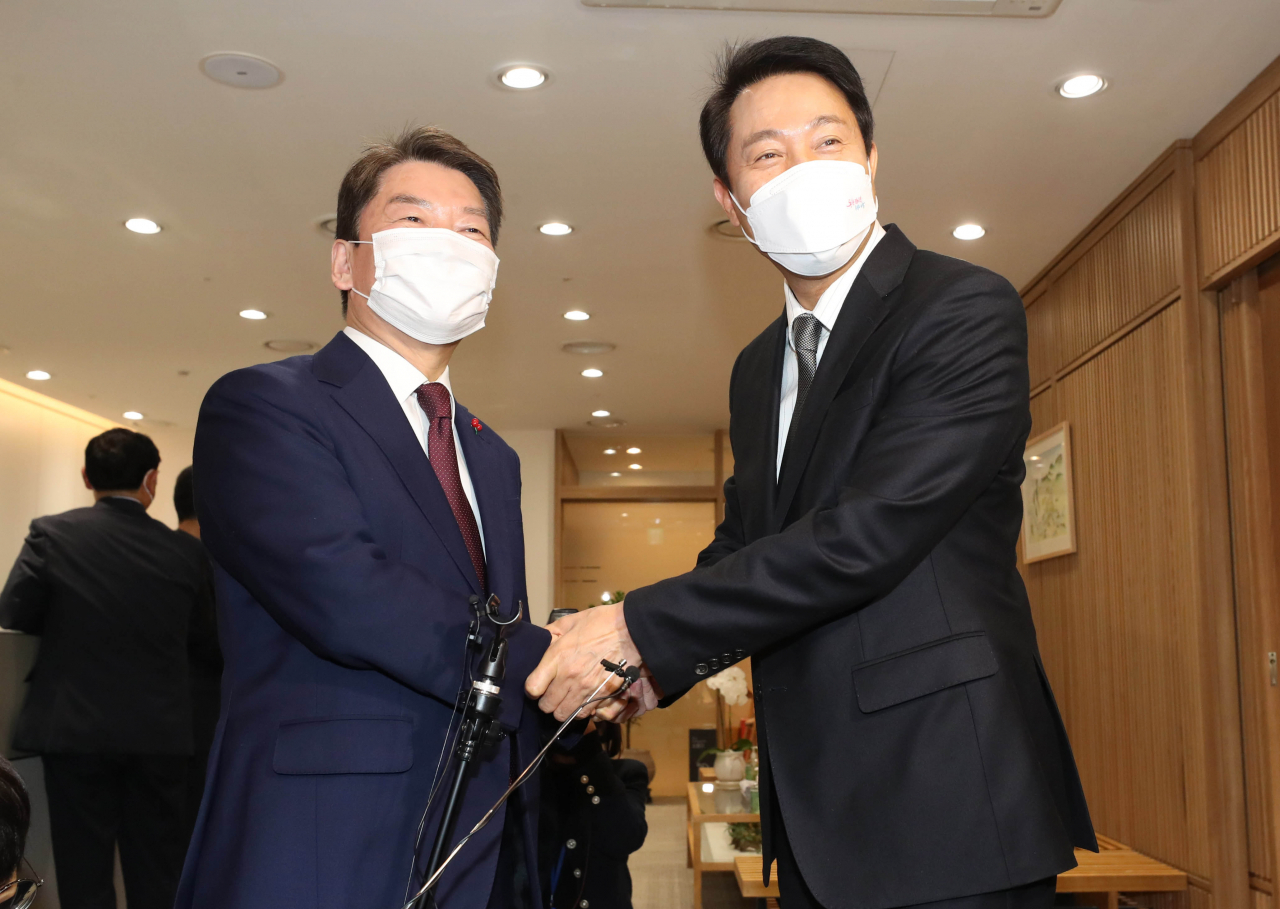 국민의힘 안철수 의원(왼쪽)이 17일 오전 서울시장 집무실에서 정책간담회를 하기 앞서 오세훈 서울시장과 인사를 나누고 있다. 연합뉴스