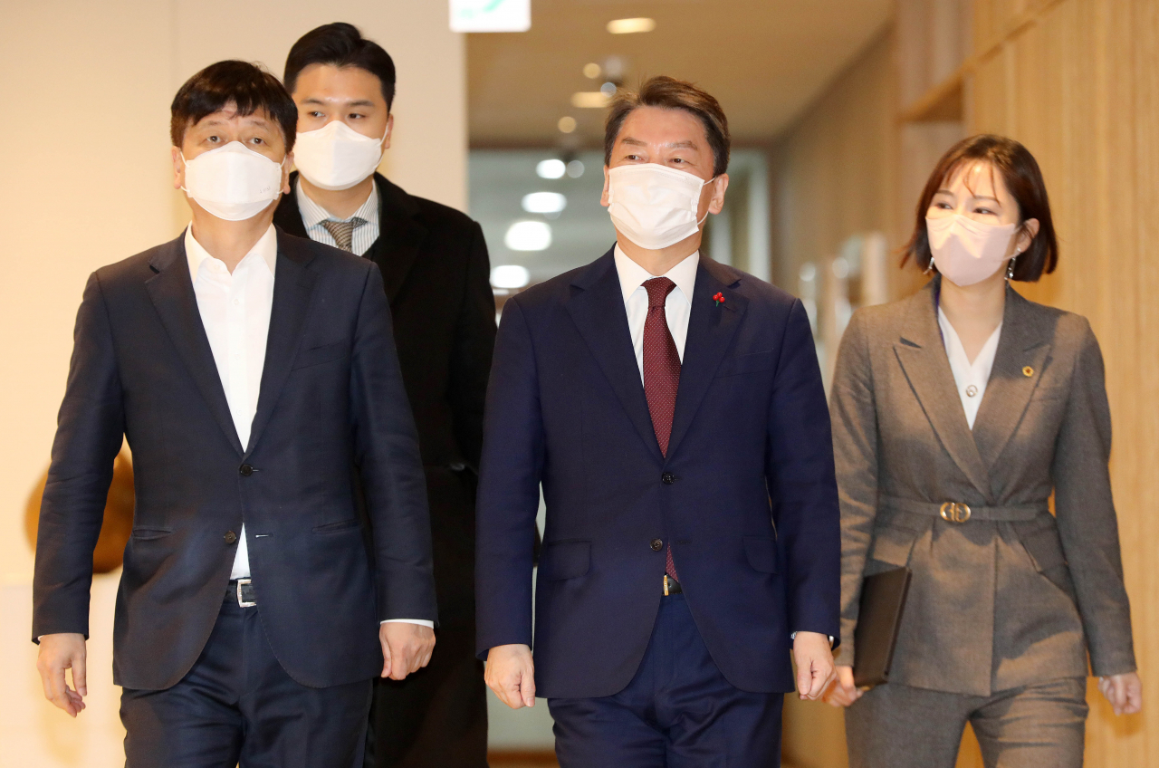 국민의힘 안철수 의원(가운데)이 17일 오전 서울시장 집무실에서 정책간담회를 하기 위해 이동하고 있다. 연합뉴스