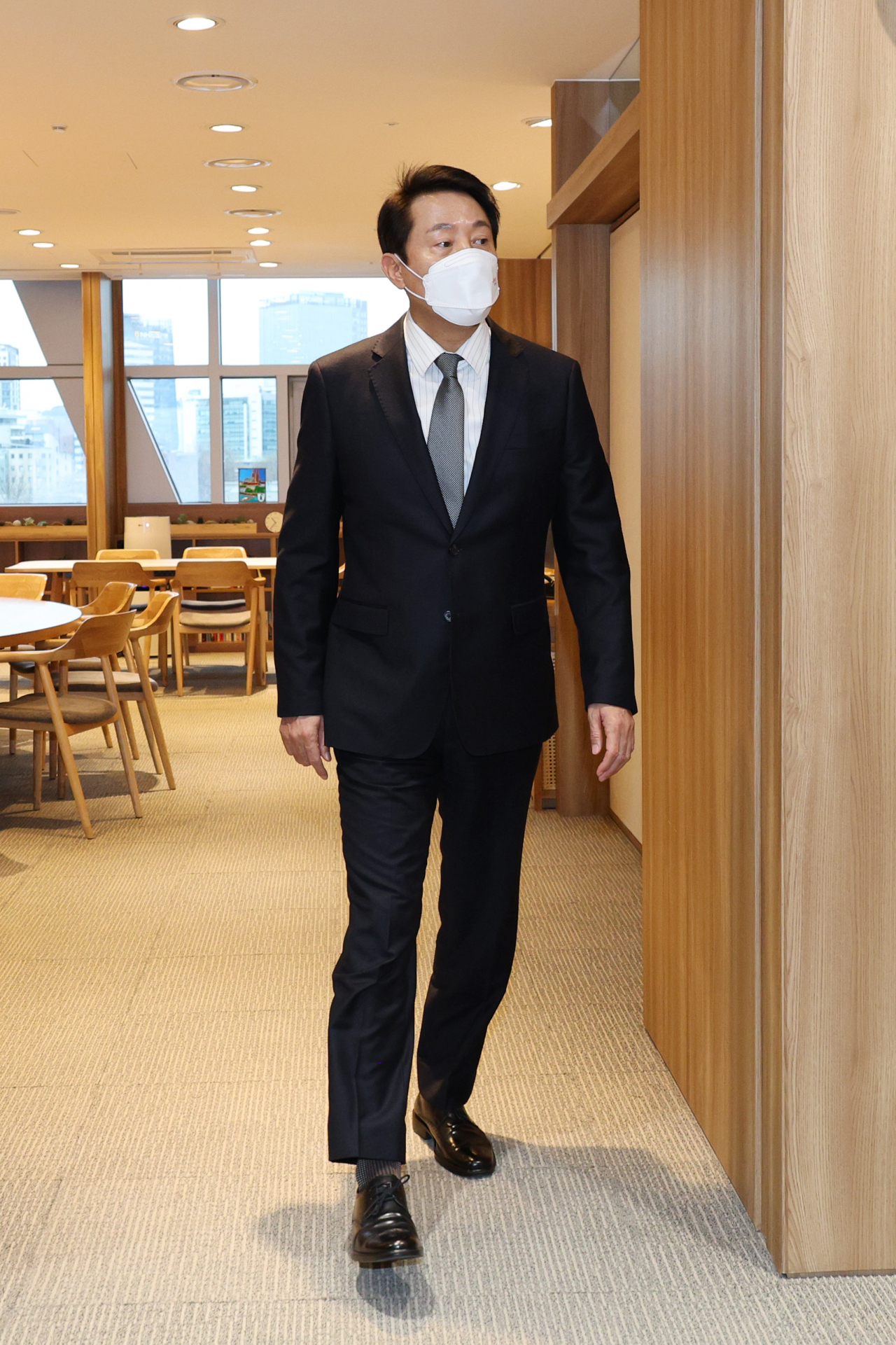 오세훈 서울시장이 17일 오전 본인의 집무실에서 열린 정책좌담회에 참석하는 국민의힘 안철수 의원을 맞이하기 위해 이동하고 있다. 연합뉴스
