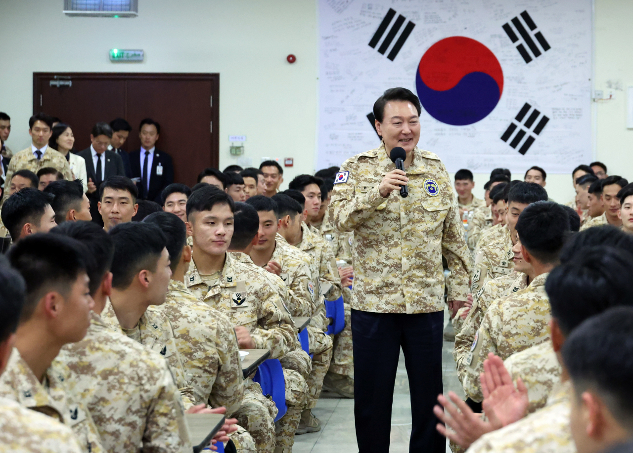 아랍에미리트(UAE)를 국빈 방문 중인 윤석열 대통령이 지난 15일(현지시간) 현지에 파병 중인 아크부대를 방문, 장병들을 격려하고 있다. [연합]