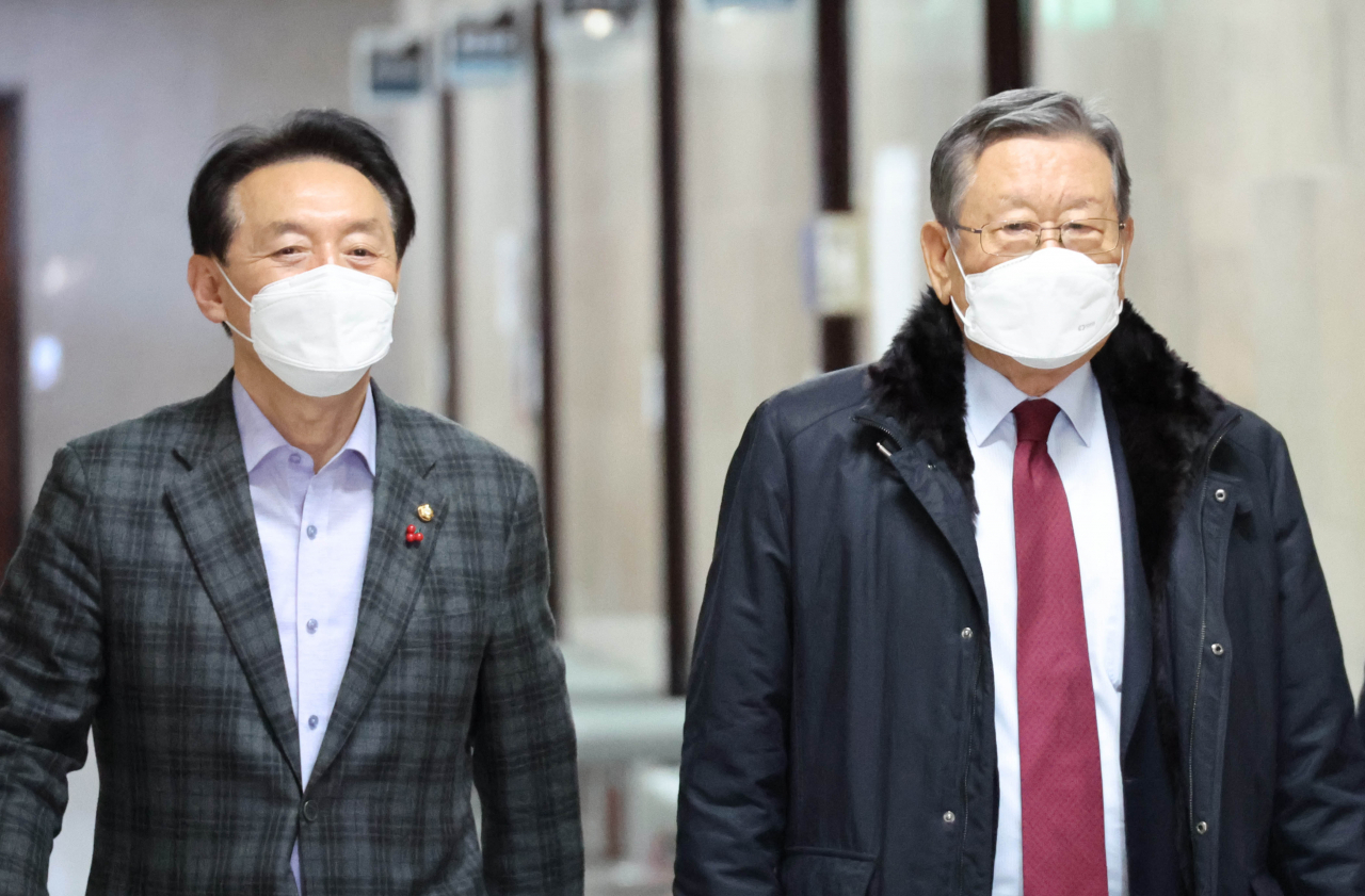 유흥수 국민의힘 선거관리위원장(오른쪽)과 선거관리부위이원장인 김석기 사무총장이 3일 국회에서 열린 전당대회 선관위원회 2차 회의에 참석하고 있다. [연합]