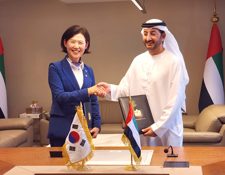 이인실 특허청장(왼쪽)이 16일(현지시간) 아부다비에서 압둘라 아흐메드 알 살레(Abdulla Ahmed Al Saleh) 아랍에미리트연합 경제부 차관(오른쪽)과 양해각서 체결 후 악수를 하고 있다.
