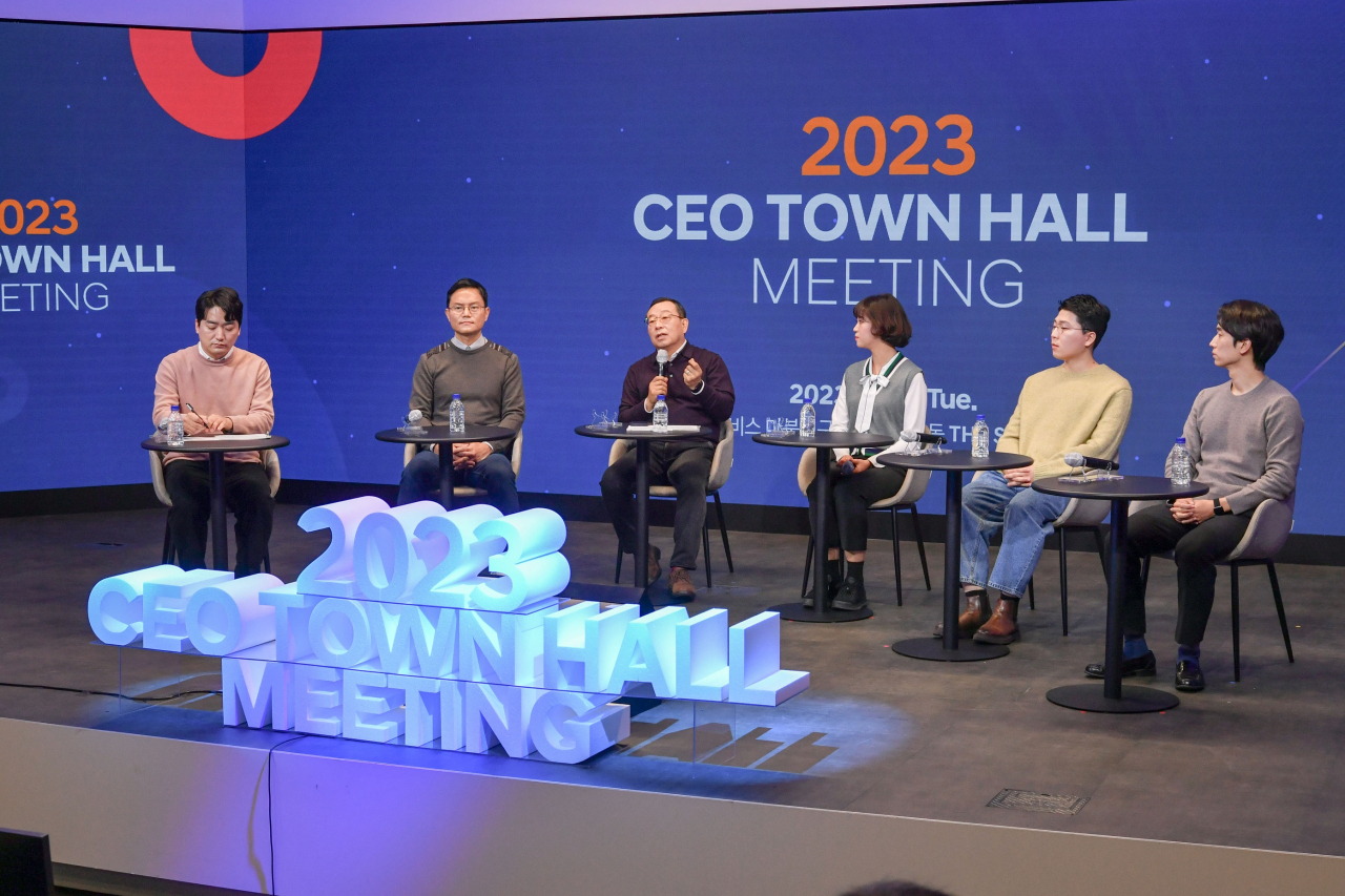 조성환 현대모비스 사장(왼쪽 세번째)이 16일 열린 현대모비스 ‘CEO 타운홀 미팅’에서 임직원 패널들과 이야기를 나누고 있다. [현대모비스 제공]