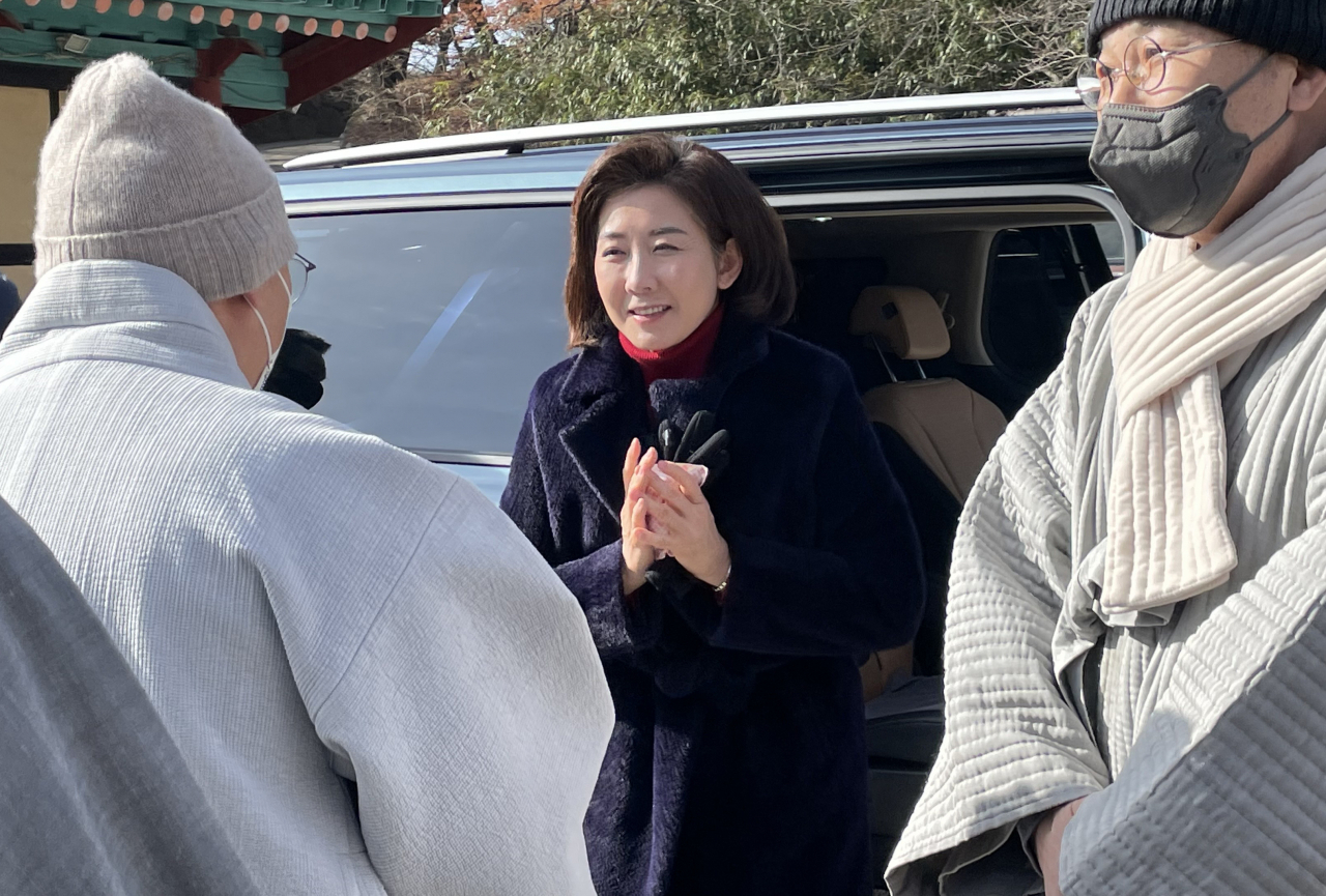 나경원 국민의힘 전 의원이 17일 대구 동구 팔공총림 동화사를 찾아 관계자들과 인사하고 있다. [연합]