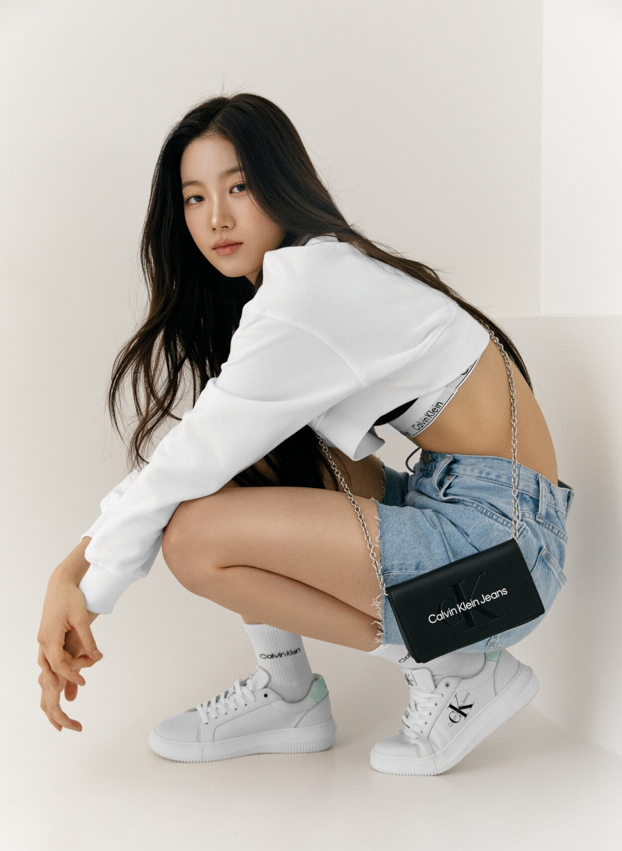 르세라핌 멤버 카즈하의 캘빈클라인 풋웨어 화보