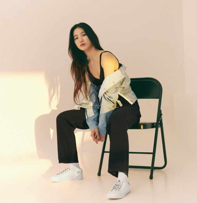 르세라핌 멤버 카즈하의 캘빈클라인 풋웨어 화보