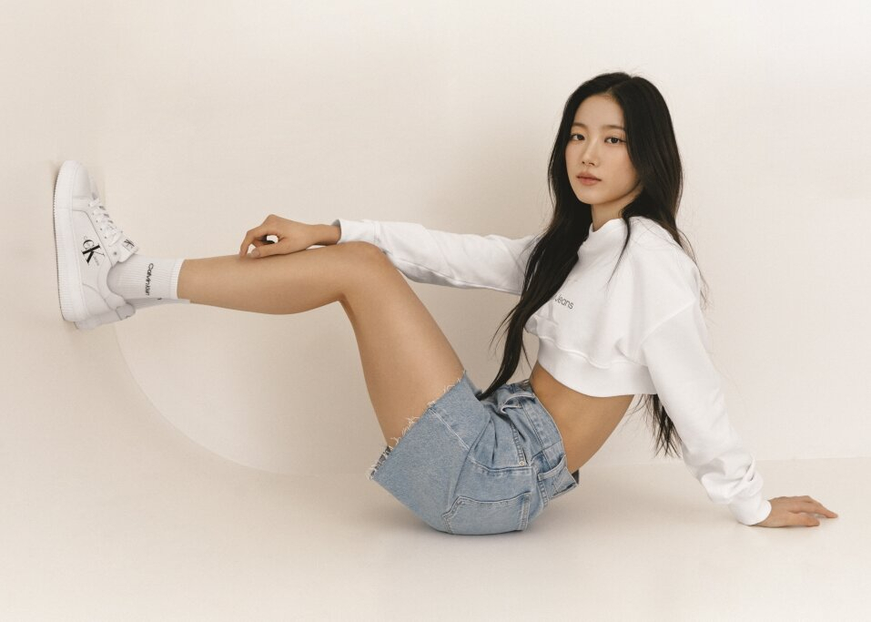 르세라핌 멤버 카즈하의 캘빈클라인 풋웨어 화보