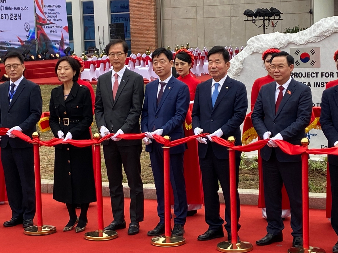 17일 열린 베트남-한국 과학기술연구원(VKIST) 준공식 모습. 왼쪽 네번째 오태석 과기정통부 차관, 다섯번째 김진표 국회의장.[과기정통부 제공]