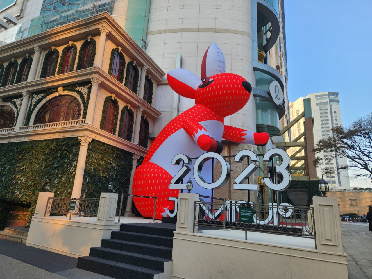 A 10-meter-tall inflatable rabbit installation is situated near the entrance to Lotte Department Store’s flagship branch in downtown Myeong-dong area of Seoul. (Choi Jae-hee/The Korea Herald)