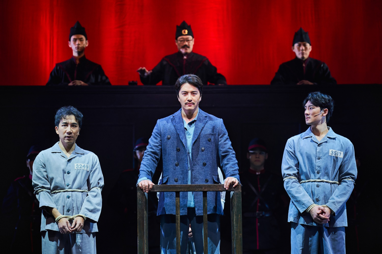 뮤지컬 ‘영웅’의 킬링 넘버(노래)인 ‘누가 죄인인가’가 나오는 재판 장면 [에이콤 제공]