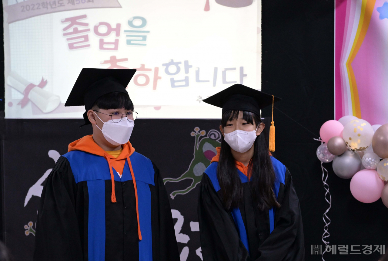 지난 13일 열린 강원도 춘천시 추곡초등학교 졸업식에서 졸업생 이서진(왼쪽부터) 군과 김효은 양이 졸업장을 받고 있다. 두 학생은 추곡초등학교에서 22㎞ 떨어진 춘천시 신북읍 춘성준학교에 진학한다. 북산면에 중학교가 없기 때문이다. 이상섭 기자