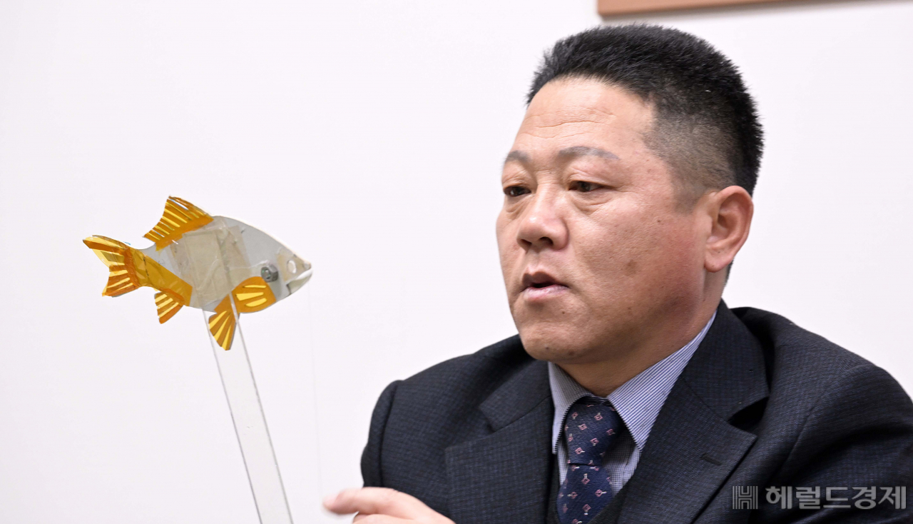 지난 13일 김성회 추곡초등학교 교장이 헤럴드경제와 인터뷰하고 있다. 김 교장은 인터뷰 중에도 졸업식에 쓰일 인형을 만드느라 분주했다. 이상섭 기자