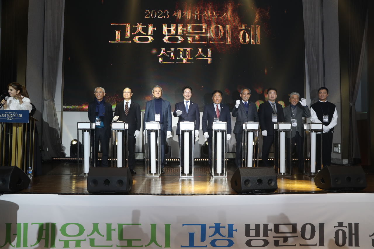 고창군은 지난 16일 오전 서울 롯데시그니엘 호텔에서 심덕섭 고창군수를 비롯해 윤준병 더불어민주당 의원과 주요 언론사, 국내외 여행사 관계자, 서포터즈단 등 300여명이 참석한 가운데 '2023 고창방문의 해' 선포식을 개최했다.[고창군 제공]