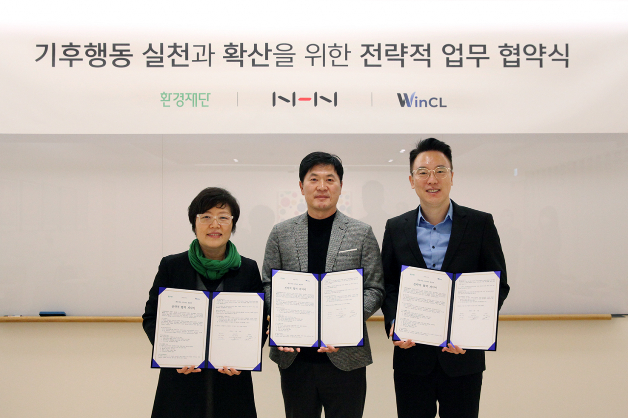 NHN과 환경재단, 윈클이 판교 NHN 사옥에서 기후행동 확산을 위한 3자 업무협약을 체결했다. 왼쪽부터 이미경 환경재단 대표, 정연훈 NHN ESG부문 대표, 박희원 윈클 대표. [NHN 제공]