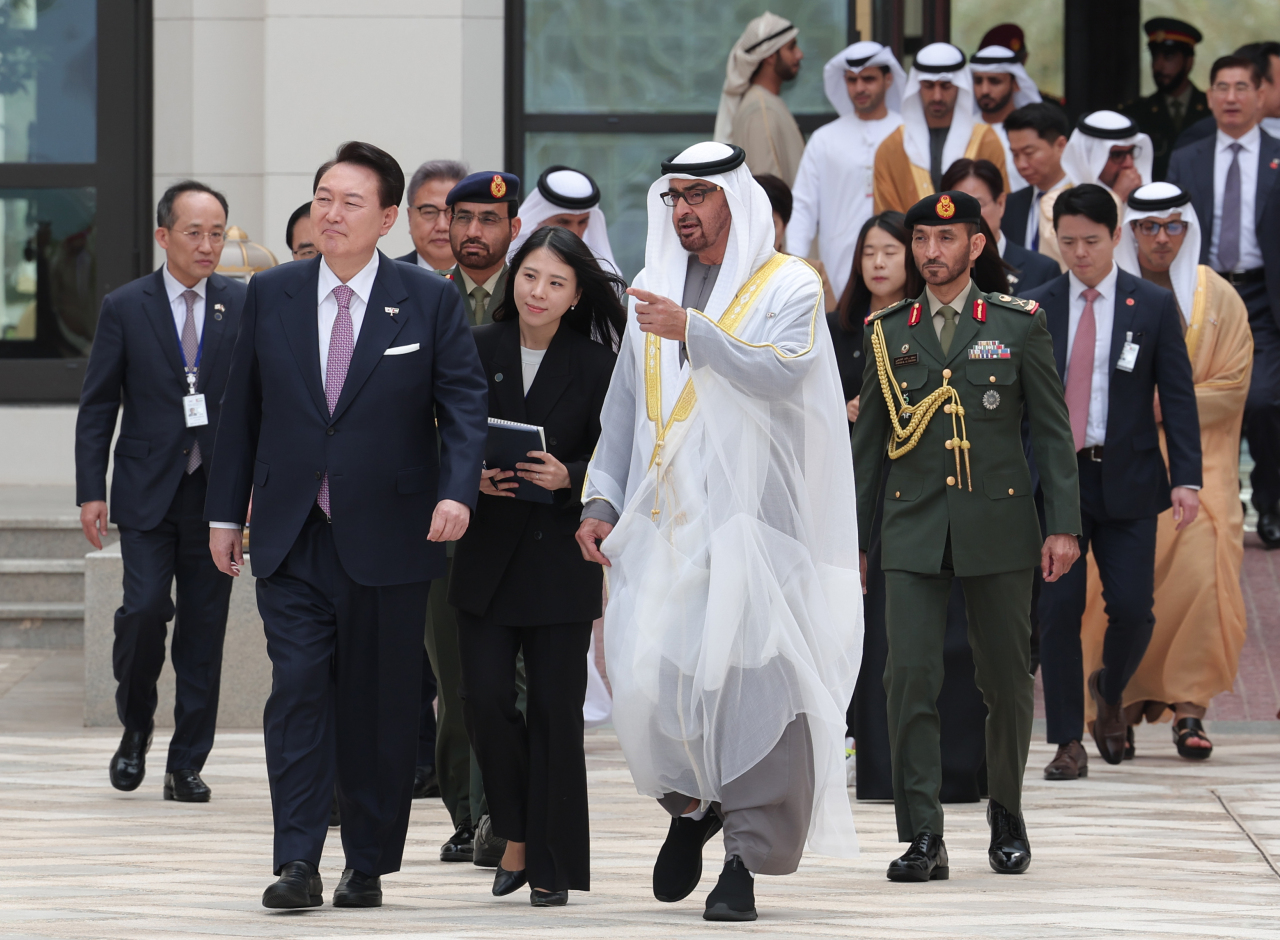 President Yoon Suk Yeol walks with Emirati leader Sheikh Mohammed bin Zayed Al Nahyan at a state luncheon held at the United Arab Emirates presidential office during Yoon's state visit on Tuesday. (Yonhap)