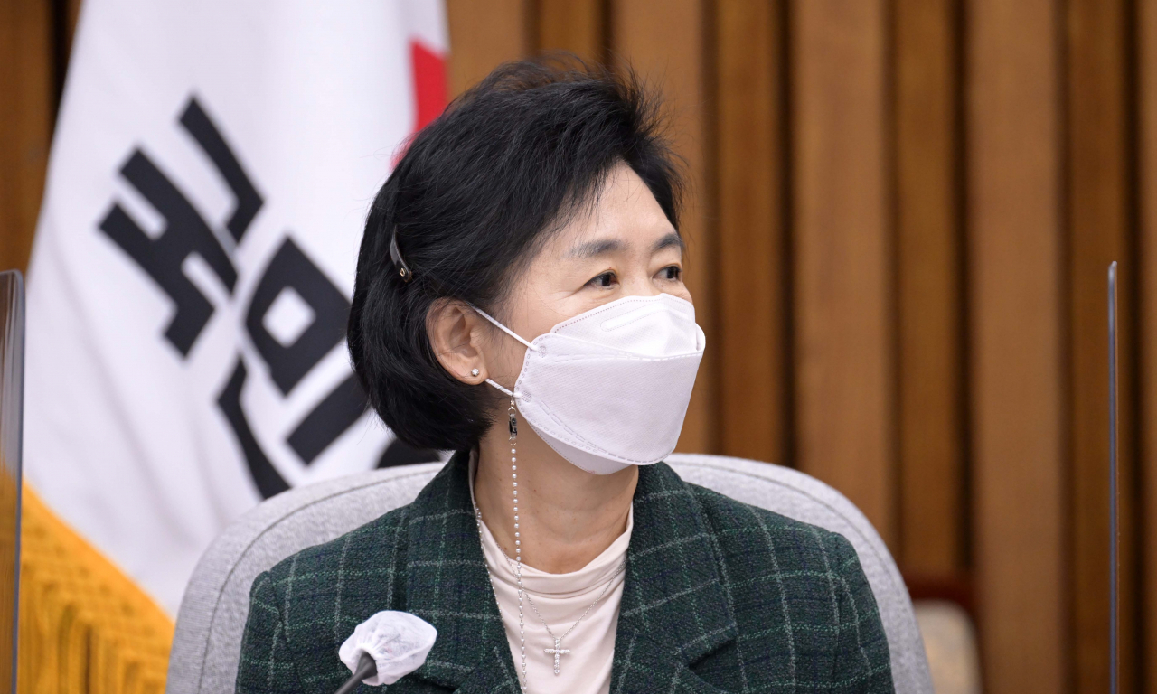 지영미 질병관리청장이 22일 오전 서울 여의도 국회에서 열린 실내마스크 의무 해제 당정협의회에 참석하고 있다. 이상섭 기자