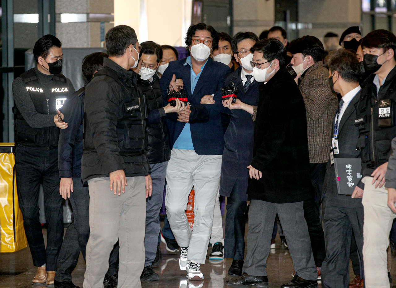 해외 도피생활 중 태국에서 체포된 쌍방울그룹 김성태 전 회장이 17일 오전 인천국제공항을 통해 압송되고 있다. 인천공항=박해묵 기자