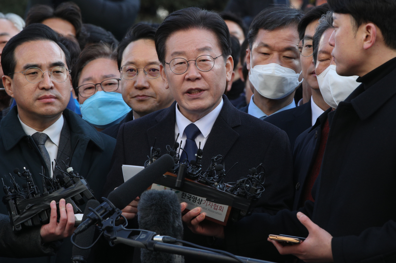 '성남FC 후원금' 의혹을 받고 있는 이재명 더불어민주당 대표가 10일 경기도 성남시 수원지방검찰청 성남지청으로 출석하기 전 입장을 밝히고 있다. 사진공동취재단