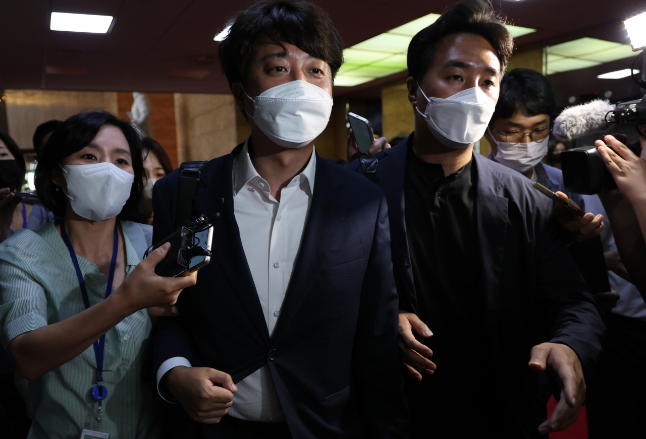지난해 7월5일 이준석 당시 국민의힘 대표가 국회 당대표실에서 열린 비공개회의에 참석하기 위해 대표실로 이동하고 있다. 이상섭 기자