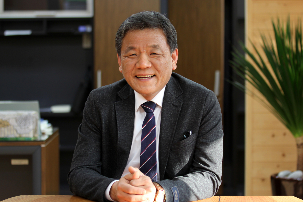 이강오 한국임업진흥원장은 ‘로컬 우드’를 강조한다. 지역내 생산 목재를 쓰면 장거리 이동시의 탄소배출을 절감할 수 있다는 게 이유다. 산림이 미래산업의 고부가창출 선도산업이 되려면 이것이 전제돼야 한다는게 그의 철학이다.