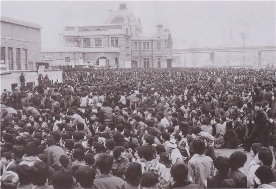 Citizens wait in lines at Seoul Station to buy a Seollal train ticket to their hometowns in the 1970s. (Korail)