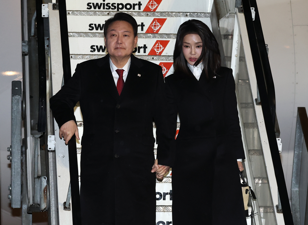 윤석열 대통령과 김건희 여사가 스위스 다보스포럼 등 참석을 위해 17일 오후(현지시간) 취리히국제공항에 도착, 공군 1호기에서 내리고 있다. [연합]