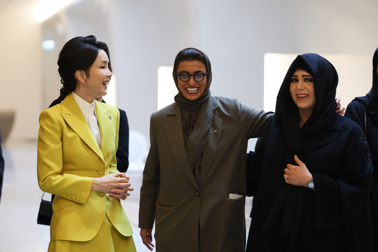 윤석열 대통령과 아랍에미리트(UAE)를 국빈 방문한 김건희 여사가 17일(현지시간) 셰이크 무함마드 빈 라시드 알막툼 UAE 총리 겸 두바이 군주의 딸인 셰이카 라티파 빈트 모하메드 알 막툼 공주와 두바이 미래박물관을 시찰하고 있다. [연합]