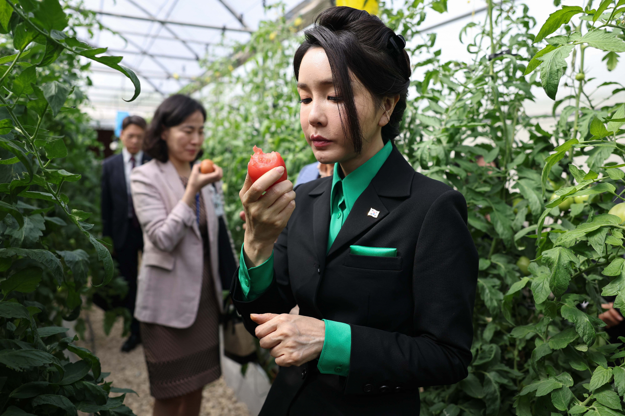 윤석열 대통령과 아랍에미리트(UAE)를 국빈 방문한 김건희 여사가 17일(현지시간) 두바이 현지의 스마트팜 진출기업인 아그로테크를 방문, 재배 중인 토마토를 시식하고 있다. [연합]