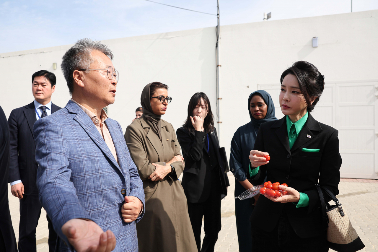 윤석열 대통령과 아랍에미리트(UAE)를 국빈 방문한 김건희 여사가 17일(현지시간) 두바이 현지의 스마트팜 진출기업인 아그로테크를 방문, 관계자와 대화하고 있다. [연합]