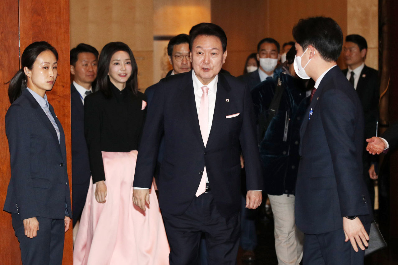 스위스를 방문 중인 윤석열 대통령과 김건희 여사가 17일(현지시간) 취리히 시내 한 호텔에서 열린 스위스 동포 초청 만찬 간담회에 입장하고 있다. [연합]