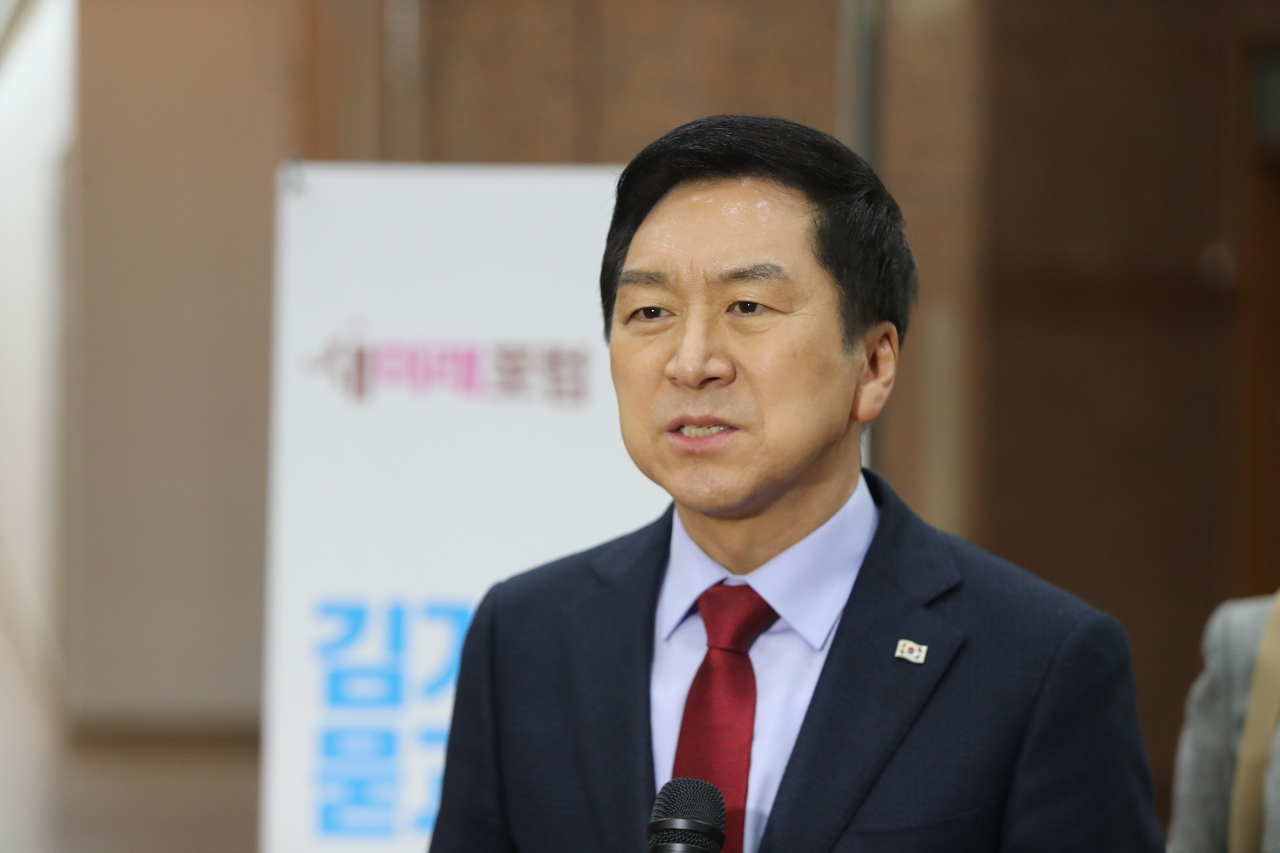 김기현 국민의힘 의원이 17일 오후 충남 천안 백석대학교 국제회의실에서 열린 '김기현에게 묻고 답하다' 강연회에서 취재진에 답하고 있다. [연합]