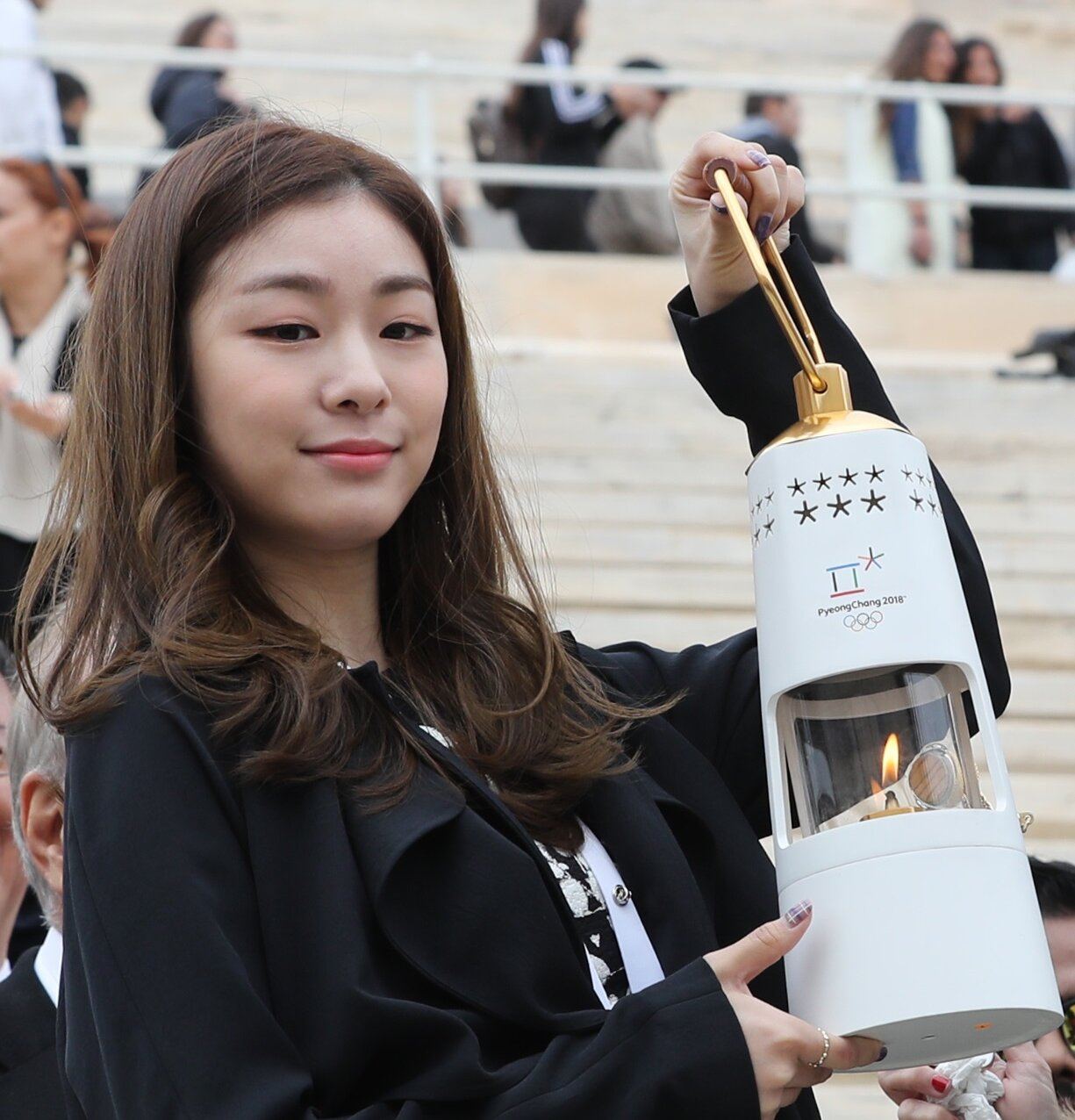 김연아 선수가 2018 평창 동계올림픽 메인 무대에서 올림픽 성화를 든 모습