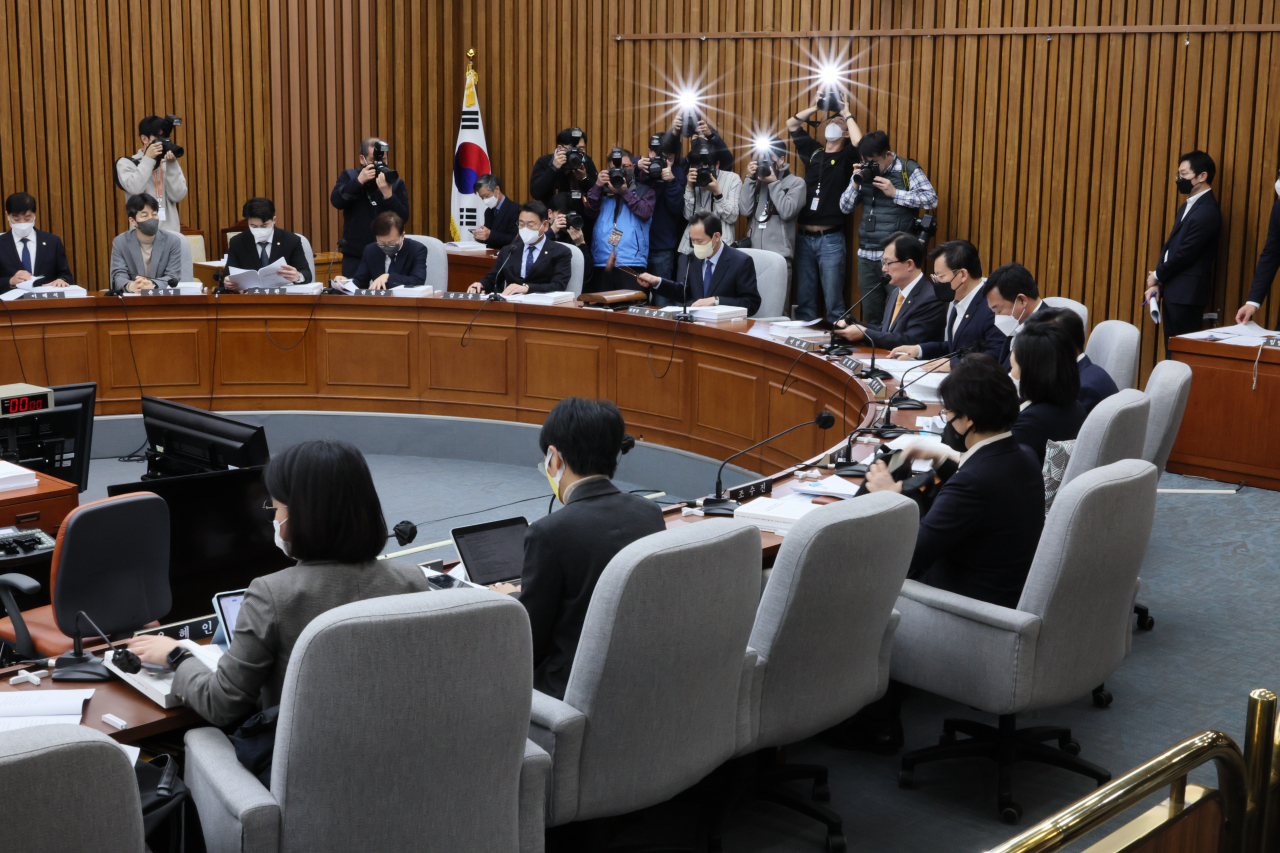 17일 오후 국회에서 열린 '용산 이태원 참사 진상규명과 재발 방지를 위한 국정조사특별위원회' 전체회의에서 우상호 위원장이 의사봉을 두드리고 있다. 이태원 참사 국정조사특별위원회는 이날로 활동 기간이 종료된다. [연합]