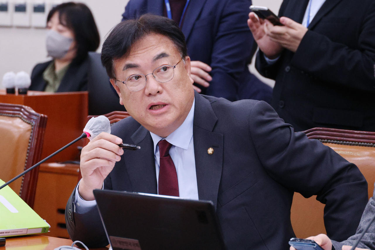 정진석 국민의힘 비상대책위원장이 17일 오후 국회에서 열린 외교통일위원회에서 질의하고 있다. [연합]