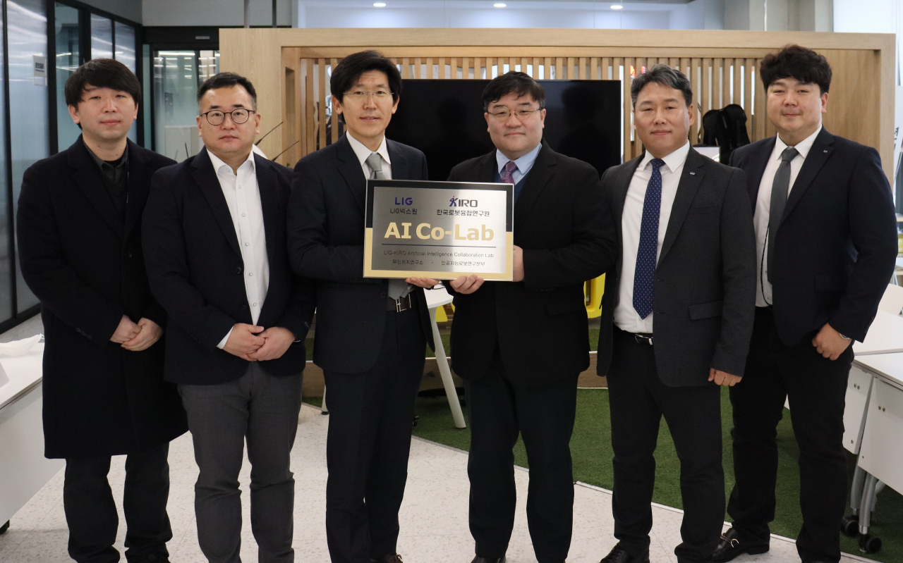 LIG넥스원과 한국로봇융합연구원은 지난 17일 서울 강남구 수서에 위치한 한국로봇융합연구원 서울사무소에서 AI 공동연구실 개소식을 가졌다. 이승영 LIG넥스원 C4ISTAR연구개발2본부장(오른쪽 세번째), 유재관 LIG넥스원 무인체계연구소장(오른쪽 두번째), 정구봉 한국로봇융합연구원 선임연구본부장(왼쪽 세번째) 등 주요 관계자들이 기념사진을 촬영하고 있다. [LIG넥스원 제공]