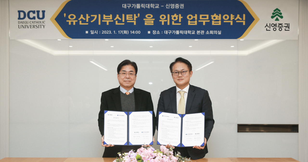 신영증권이 경북 경산시에 위치한 대구가톨릭대학교와 유산기부신탁 업무 협약을 체결했다고 18일 밝혔다. 이 협약에 따라 신영증권과 대구가톨릭대학교는 계획 기부자를 발굴하고, 유산기부신탁 프로그램을 운영하는 등 유산기부신탁 및 계획기부 문화 활성화를 위해 서로 협력할 예정이다. 성한기(왼쪽) 대구가톨릭대학교 총장과 김대일 신영증권 WM총괄본부장이 전날 대구가톨릭대학교 본관 소회의실에서 업무협약을 맺고 기념 사진을 찍고 있다. [신영증권]