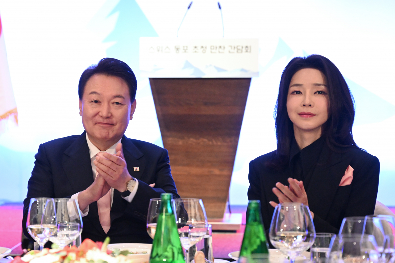 스위스를 방문 중인 윤석열 대통령과 김건희 여사가 17일(현지시간) 취리히 시내 한 호텔에서 열린 스위스 동포 초청 만찬 간담회에서 박수치고 있다. [연합]
