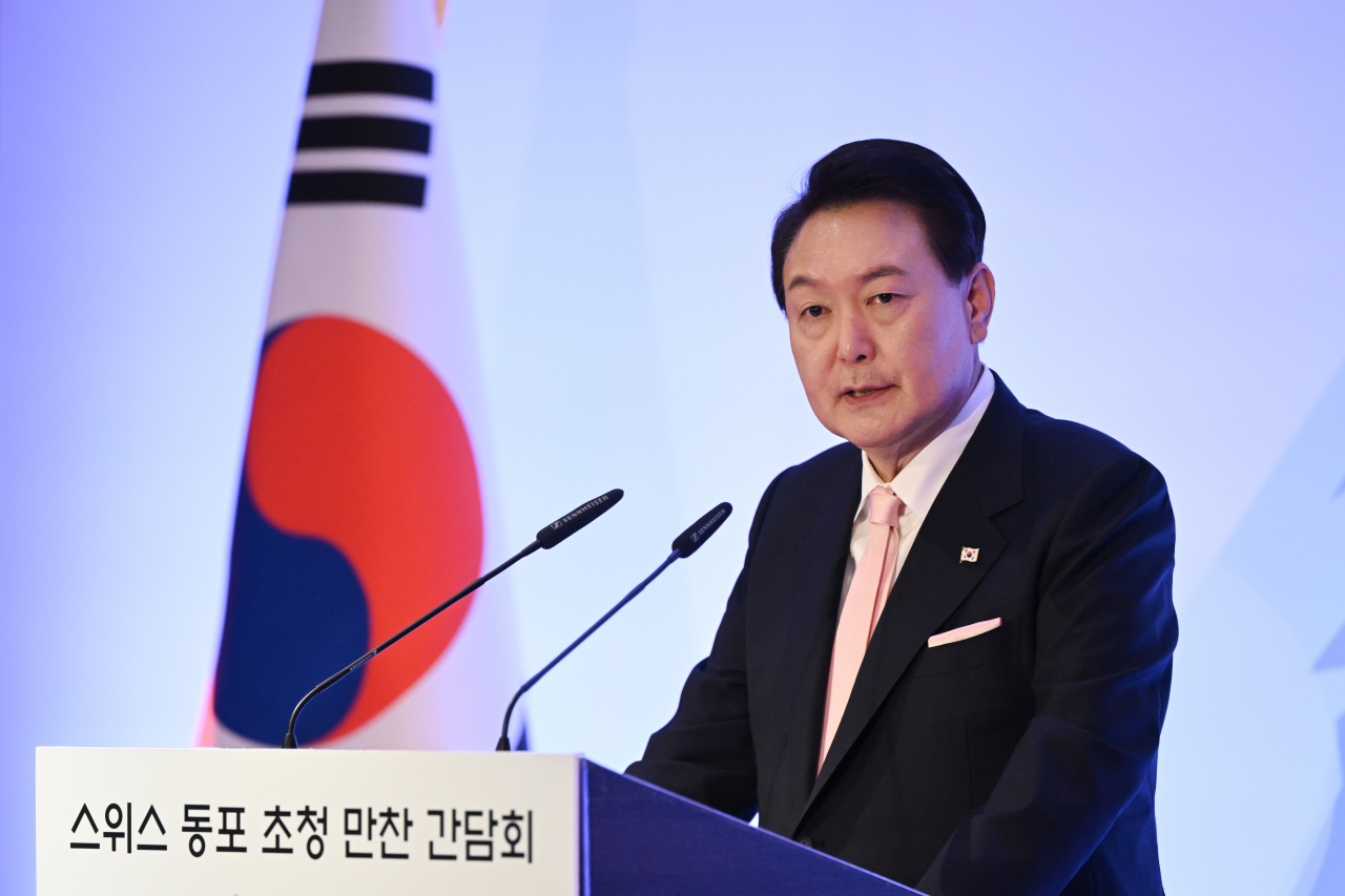 스위스를 방문 중인 윤석열 대통령이 17일(현지시간) 취리히 시내 한 호텔에서 열린 스위스 동포 초청 만찬 간담회에서 격려사를 하고 있다. [연합]