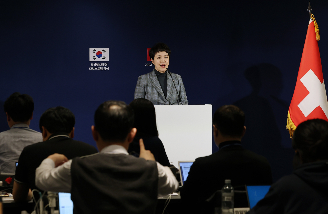 대통령실 김은혜 홍보수석이 17일(현지시간) 스위스 취리히 하얏트 리젠시에 마련된 프레스센터에서 윤석열 대통령의 다보스포럼 참석 등 일정 관련 브리핑을 하고 있다. [연합]