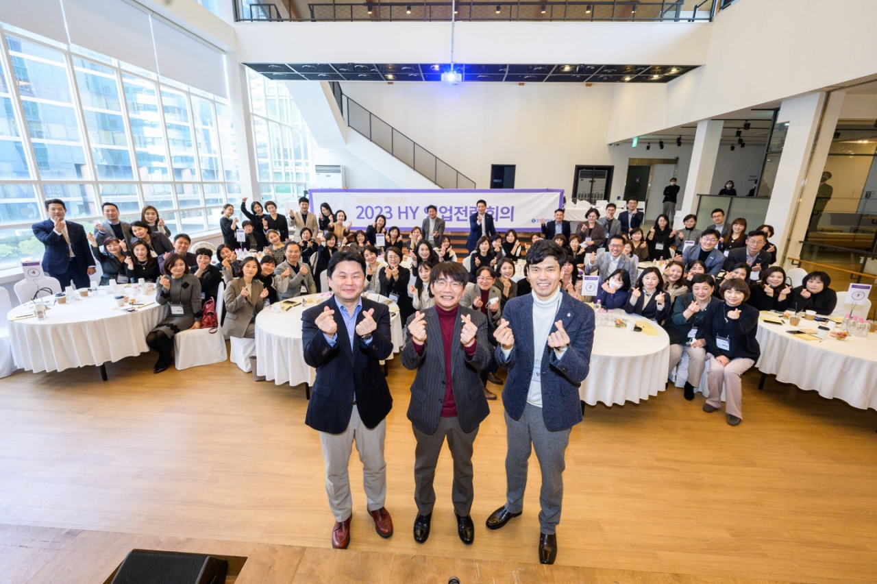 지난 12일 서울 중구 소재 커뮤니티하우스에서 열린 신한라이프 DB사업그룹 영업전략회의에서 이영종 사장(가운데)과 이후경 DB사업그룹장(왼쪽), 임현진 신한금융플러스 TM부문 대표(오른쪽) 및 임직원들이 기념촬영을 하고 있다. [신한라이프 제공]