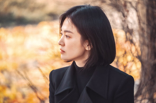 넷플릭스가 새해를 맞아 참신한 스토리텔링으로 장르와 포맷을 넘나드는 다양한 콘텐츠를 대거 선보인다. 긴 기다림 끝에 돌아오는 ‘D.P. 시즌2(위쪽)’와 3월 공개를 앞둔 한국 영화 ‘더 글로리 파트2’. [넷플릭스 제공]