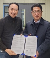 캐나다 SBC 금융그룹의 피터 춘(Peter Chun) 대표(왼쪽)와 코리아모빌리티 박정석 대표가 투자지원 협약을 하고 있다. [회사 제공]