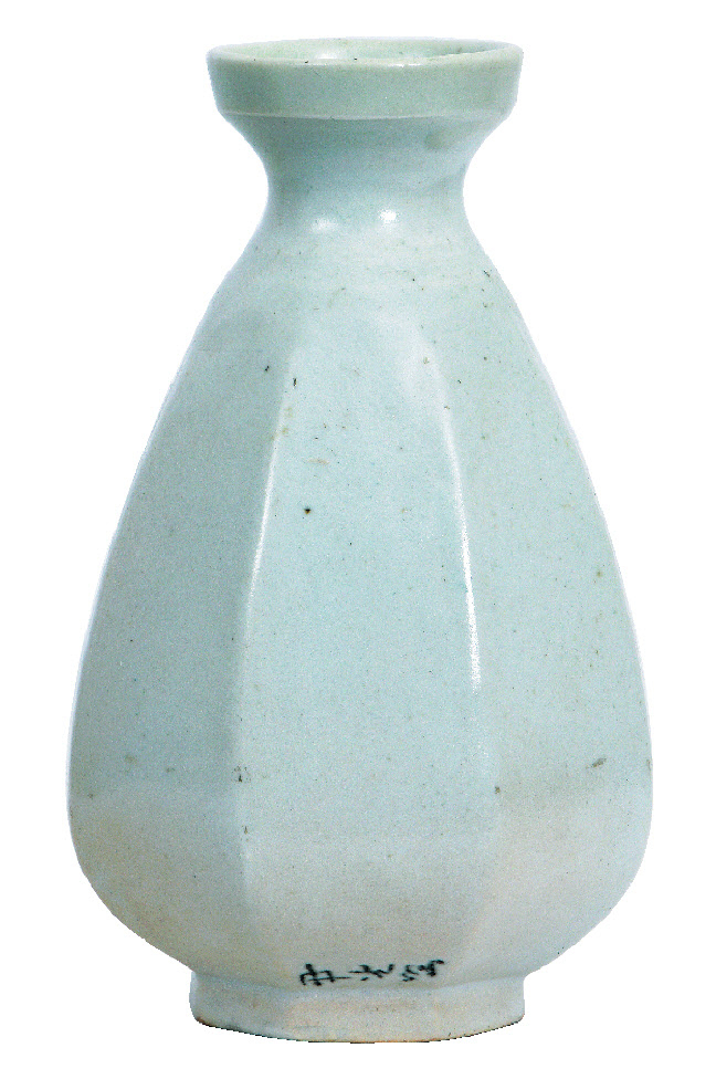 윤광조, 백자팔각병 (白磁八角甁), 도자, 10.5&times;10.5&times;17.5cm