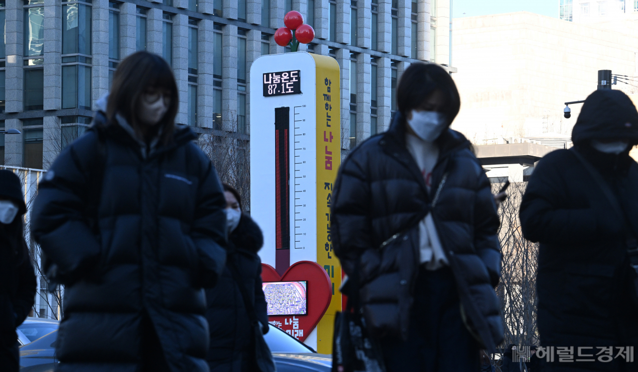 서울 종로구 광화문광장에 설치된 사랑의 온도탑이 나눔온도 87.1도를 나타내고 있다. 임세준 기자